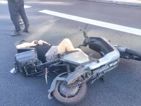 今天看到一起交通事故，65歲的老頭開車后視鏡剮蹭了75歲的騎電瓶車老頭，75歲的老頭倒地不能動，最后診斷為骨盆骨折，事故雖小，后果很大，65歲老頭寶馬車被拖走了，暫時不能送外孫女上學了，75歲老頭住院了，一時半會出不了院，整個事故處理了兩小時。本來要開車的我也頓了頓，決定不開車了！減少事故發生，要小心再小心，尤其是早高峰，孩子上學階段，馬路上太擁擠了。年齡大了，出門真的是多一分心眼子。慢一點再慢一點配圖