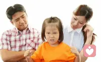 有些家長發生了“角色互換”：
處理不好自己的情緒，關注不到孩子的情緒，反而需要孩子時時刻刻照顧他們的情緒。
這種養育模式下，父母通常過度依賴孩子的情感，將自己的情感需求全盤委托給孩子.
希望通過孩子的情感回應，來滿足自己的內心空虛和不安全感。配圖