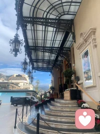 心理咨询是什么？
比如，对一个患有焦虑症的人来说，心理咨询不是要打败焦虑 ，而是要提升来访者内在的安全感 。
一个人内在的安全感足了，外在的焦虑就会减少了。配图