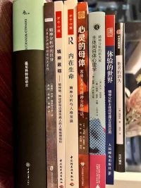 不安全型依戀的人更難面對(duì)關(guān)系中的分離，
因?yàn)榉蛛x會(huì)喚醒他內(nèi)在曾經(jīng)被拋棄的恐懼。
這些恐懼可能已經(jīng)被壓抑到潛意識(shí)中，不易察覺。因此需要深入挖掘（比如在心理咨詢中），才能擺脫這些恐懼。配圖
