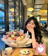 今天，是属于所有女性的节日。
愿你不被生活为难，不被身份定义，不被年龄限制。
愿你一生被温柔以待，也有能力守护自己。
最重要的是好好爱自己。祝我，祝我们，也祝所有女性，节日快乐，自在发光。配图