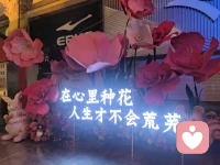 李松蔚曾分享過這樣一個故事：

他有一個9歲的女兒，身為爸爸，他在生活中和我們一樣會遇到養育問題。

例如，他發現女兒在學游泳的時候，非常怕水，總也學不會。教練越告訴她不要害怕，越適得其反。

怎么樣才能讓女兒走出挫折，重新獲得自信呢？

他回想一開始，女兒對游泳確實沒有這么怕，但在經歷過嗆水、教練糾正，她才變得越來越怕，有次還急哭了。

“如果這時我跟孩子說「加油，你可以的」，她會怎么想？”

她可能會暫時壓抑自己的恐懼，但很快就會看到別人游得比她好，自己手勢又錯了、繼續嗆水......

這時我給她建立的那點虛假自信，瞬間嘩啦碎滿一地。

她開始會想：我試過很多次，這真的很難，為什么爸爸還在說可以的？我真的很差吧？

于是，李松蔚并沒有鼓勵女兒。

而是悄悄告訴女兒：每個人學游泳都要害怕100次，你現在已經害怕十幾次了，再害怕80多次就能學會了。

結果，李老師的女兒不僅很快學會了，而且在水里像小海豚一樣自在。

為什么如此神奇？

原因在于，女兒害怕的情緒被接納后，又得到了重構，當她知道「害怕」其實是個好東西，反應就不一樣了。

這種「賦能式溝通」既承接住了孩子恐懼的情緒，又讓她在面對困難中獲得了克服挫折的體驗，從而在孩子內心種下“我可以”的種子。配圖