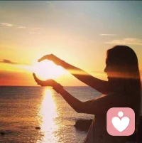 心理學(xué)家丹尼爾說過：

你讓人舒服的程度，決定著你所能抵達(dá)的高度。

層次越高的人，越是有共情能力，越是寬以待人。  

有句話說得好：

“干凈，舒服，溫柔的語言，自發(fā)的關(guān)懷，都是源于一個人內(nèi)心深處的善良?！?
那些相處舒服的人，不會頤指氣使，更不會高高在上地對待別人。

而是內(nèi)心柔軟，寬以待人。

作家羅大里曾說過：“人的心只有拳頭那么大，可是一個善良的人的心容得下全世界。”配圖