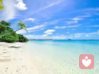 每日故事  
        關于幸福

　　幸福是什么？幸福就是自己覺得幸福。

　　也許這只是一句人人皆知的落后了的大白話，而我卻知道，有不少人，甚至很多人并非為了自己的感覺，而是為了他人的觀瞻而建設自己的人生與生活。因而窺察別人的生活與家庭，便成了我們生活的另一部分。

　　我們的生活好像就是以這兩個部分組成的：一是生活給人看；二是看別人生活。我們同情別人生活不幸而自覺著幸福，我們評價著別人的是非長短而深覺自己又高尚又美好。于是，我們也無法不提高了警惕地想到，人家將對我們的生活怎么說。

　　這是一個極大的困擾，我們無法解脫這個困擾，我們很沉重，無法輕裝上陣。為了這個困擾與顧慮，我們自己的感覺反倒下降，反倒被我們自己忽略。

　　我們心里充滿了奇特的自尊與自卑。別人的目光對于我們是那么重要，使我們不安。如果得不到公眾的承認與肯定，我們再幸福也不幸福了，我們再快樂也不快樂了。我們自己無法證明自己的幸福，我們的幸福無法由我們自己驗明。我們被動地生活，尋找幸福，我們常常尋找不著，因為我們出發時就迷了路。配圖