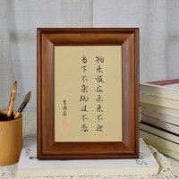 人是需要精神裸奔的，要放下三座大山：過去、未來(lái)和別人。
過去：過去的孩子已長(zhǎng)大，過去的自己已改變，過去的愛人已更換，過去的財(cái)富已消耗，過去的成就已落幕，過去的一切的一切，成就、財(cái)富、關(guān)系……都無(wú)法復(fù)制。不要拿現(xiàn)在去評(píng)判當(dāng)年，不要拿過去的標(biāo)準(zhǔn)來(lái)衡量現(xiàn)在的一切。不要拿過去的標(biāo)準(zhǔn)來(lái)要求現(xiàn)在的一切。揮手告別過去，才能輕裝上陣，告別過去將是全新的一切。
未來(lái)：未來(lái)的一切可預(yù)知？可控制嗎？下一秒發(fā)生什么都無(wú)法預(yù)知和控制，想多了都是徒勞和內(nèi)耗。
別人：經(jīng)歷不同，思維不同，行為不同，不可能事事如己意，懂己心。難免時(shí)有不入眼，不入心之事發(fā)生，如果在意、抱著怨厭不放，只是在拿別人的錯(cuò)誤懲罰自己，刀尖向內(nèi)，擾亂自己的情情緒，抹滅自己的快樂。
曾國(guó)藩的“既往不戀，未來(lái)不迎，物來(lái)順應(yīng)，當(dāng)時(shí)不雜。”說的就是這個(gè)理吧！時(shí)時(shí)清念、清心、清為！
?配圖