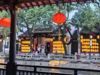 能面對自己的錯誤，能面對不同的人，不同的人性，坦然接受他們的過程，能對不喜歡的人不喜歡的事兒。保持微笑。這是成年人必須要學(xué)會的。配圖