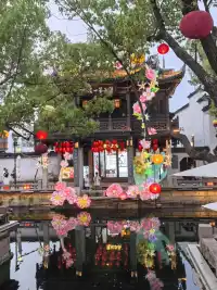 你只需揚鞭策馬向前去，讓所有的喧囂淹沒在你策馬而過塵埃里。配圖