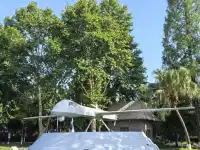 心理小故事
抓住机会
        一位男士在咖啡厅等朋友时，被一个女孩误以为是通过某位女士介绍来相亲的。他看着女孩，认为对方是自己喜欢的类型，于是干脆点头应承。
        结婚当日，他坦承当初并不是来相亲。女孩也笑答：“我也不是，只是找个理由来搭讪你。”
        这则小故事告诉我们：机会来临时，抓住它，或许会有意想不到的收获。
