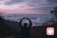 一個人怎樣對你，反映著他的內心。你怎樣對一個人，反映著你的內心。這叫投射。

一個人怎樣對你，可能是被你教會的。你怎樣對一個人，可能是被他教會的。這叫認同。

投射與認同，是人際關系中最重要的心理互動機制，是我們的內在關系模式相互影響的主要途徑。

所以，不必將關系中發生的事情簡單地歸到自己身上或他人身上。相反，我們應該多一只心靈之眼，學會從內在關系的角度上審視自己和對方。
?
?——《愿你擁有被照亮的生命》配圖