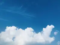 “ 不被理解的時候，解釋就是頂嘴，沉默就是耍脾氣，哭就是矯情，呼吸都是錯的。”配圖