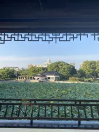 追求幸福婚姻的方法和原则
爱是这个世界上最纯净、最无私、最真诚的东西，它代表着给予，而不是索取。在两性关系里，需求其实很简单，男人需要很多的尊重，女人需要很多的爱，两个人之间需要很多的理解和包容。

如何做到尊重？
真正做到尊重他人，就要善于站在他人的角度；感同身受，推己及人；尊重他人，要善于欣赏、接纳他人；不做有损他人人格的事情。

如何给予对方更多的爱？
一、肯定的语言：不要把爱藏在心里，而是毫不掩饰地，随时随地的表达感恩、崇拜、欣赏、
喜欢、认可、赞美、嘉许、爱……是发自内心的，不是表面的敷衍，表达的时候需要肢体语言，比如目光看着对方。
二、倾听与沟通甜蜜的情感关系中，最重要的就是“沟通”。优质的沟通是由“耐心的倾听”
与“深入的表达”构成的。当你愿意带着耐心、专注、共情的态度去倾听对方时，对方就会感受到爱。
三、身体的接触拉手、亲吻、拥抱、抚摸，或是看着对方的眼睛，这些胜过千言万语。我们应该把亲密接触养成一种日常习惯，心理学家所说的身体接触时情感体验最为深刻。
四、精心的时刻，在生日、纪念日或某个特别的时刻，用心为他创造一些礼物，惊喜和感动，创造仪式感。
五、服务的行动，谁不享受被宠爱的感觉呢？为你的另一半做一些宠爱的服务，你们之间的感情会越来越深。比如做一道他最喜欢吃的菜；偶尔帮他按摩一下肩膀；比如帮对方洗好衣服并熨好折叠整齐。
六、高质量的陪伴。暂且放下一切事务，放下手机，专注在彼此身上，陪他做一些事情：
聊天、打游戏、看电影、画画、跳舞、下棋、打球、运动……爱他，就是陪他一起浪费时间去做同一件情；陪伴，是最长情的告白。
七、用心的共情，共情不是居高临下的“同情”和“怜悯”，而是设身处地理解对方的感受，共情，就是慈悲，给予快乐，同感其苦，拔除其苦。共情是“感同身受”，是用自己的心与对方的心建立连结，当对方打开自己外面那层厚厚的盔甲，把自己最脆弱的部分展示给你时，
他需要的不是冷冰冰的道理和说教，而是无条件的爱。