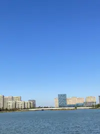 人生就是一段美妙的骑行之旅，上坡时加加油，使使劲，努努力，下坡时如丝般顺滑，遇红灯时歇一歇，绿灯亮起，继续出发。感受那个努力的自己，也享受丝般顺滑的过程。
今天天气很好，适合骑行。