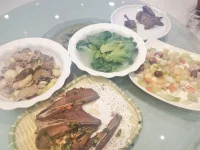 年初一，你們怎么過？

今天你們還好嗎？過得怎樣？

中午去了外面吃飯，你們昨晚年夜飯吃得好嗎？過年期間，沒事出去的話，我會在線，有事過來找我咨詢，大家聊聊，分享，傾訴，我在等你們哦。

今天有去放煙花，鞭炮嗎？有出去旅游，去找鄰居，朋友，同學去玩樂嗎？希望你們輕松地去玩樂，好好休息，放下憂愁，包袱，自在去玩耍吧。有困難，困擾時，記得我在線，找我就行，我樂意服務，傾聽，咨詢。配圖