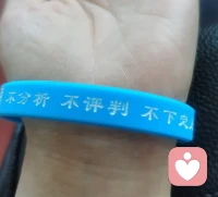 顛覆認知的覺察：有顆想幫助別人的心，居然是內心匱乏的表現。??
?
?今天在接待一位來訪者的整個過程中發現兩個現象：
?一、想幫助別人。在試圖幫助來訪者探尋焦慮的底層原因，以及尋找認知和行動的調整方案時，自己明顯覺得不太舒服，而對方也提不起太大興趣或是不認同。[凋謝]

?二、做一面鏡子。當來訪者描述一件事情，我只是在不同的立場和角度給予解讀和反饋時，對方明顯表現的非常興奮，要么是自己內心被看到的開心，或是困惑解開的豁然開朗。??
?
?幫助別人的底層認知是：別人做的不好，自己比別人做的好。而好與壞的分別就是內心只能包容好，不能包容所謂的壞的匱乏，因為沒有絕對的好與壞。

?做一面鏡子的底層認知：別人當下的苦或樂的狀態都是他認知的圓滿呈現。認知的改變一定是從內向外的訴求，而非從外向內的幫助。

覺察后新的認知：所謂的愛就是陪伴與照見，而非幫助??????
?配圖