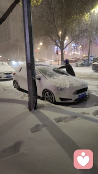 哈爾濱下了入冬以來第一場大雪，雪花?飄飄灑灑地下了一天，被白雪覆蓋的大地雪白純凈，人在雪中游，走著走著就白了頭。?配圖