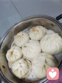 包子有個特別的廣告語“包你滿意,只甜你心?！比碎g煙火氣,揉的不是面,揉的是生活,最撫凡人心,蒸的不是包子,蒸的是幸福!愿我們的生活蒸蒸日上。配圖