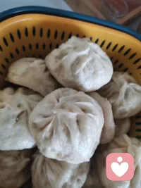 包子有個特別的廣告語“包你滿意,只甜你心?！比碎g煙火氣,揉的不是面,揉的是生活,最撫凡人心,蒸的不是包子,蒸的是幸福!愿我們的生活蒸蒸日上。配圖