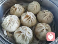 包子有個特別的廣告語“包你滿意,只甜你心?！比碎g煙火氣,揉的不是面,揉的是生活,最撫凡人心,蒸的不是包子,蒸的是幸福!愿我們的生活蒸蒸日上。配圖