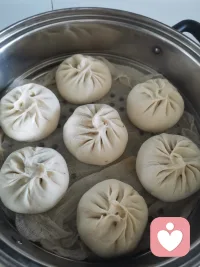 包子有個特別的廣告語“包你滿意,只甜你心?！比碎g煙火氣,揉的不是面,揉的是生活,最撫凡人心,蒸的不是包子,蒸的是幸福!愿我們的生活蒸蒸日上。配圖