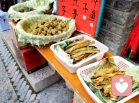 生活雖然普普通通
?但也要樂在其中
?要時常心懷著那一份感動
?
?將煩惱一掃而空
?走過那春夏秋冬
凡事退一步就海闊天空配圖