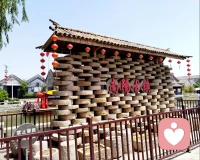 老街古巷，粉墻黛瓦；
南陽流水，煙籠人家。

地處微山縣的南陽古鎮，坐落在南陽湖中。古鎮如琵琶一般，屹立在山水之間。

這里流淌著南陽湖水，還有古老的京杭大運河穿鎮而活。當地居民依水而居，過著桃花源般的慢生活。
?
??這里沒有尾氣，沒有熙熙攘攘的游客，也沒有太濃的商業氣息。 在曲折的石板路上漫無目的地閑逛，一不小心，就深深愛上了它……
?配圖