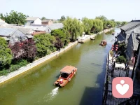 老街古巷，粉墻黛瓦；
南陽流水，煙籠人家。

地處微山縣的南陽古鎮，坐落在南陽湖中。古鎮如琵琶一般，屹立在山水之間。

這里流淌著南陽湖水，還有古老的京杭大運河穿鎮而活。當地居民依水而居，過著桃花源般的慢生活。
?
??這里沒有尾氣，沒有熙熙攘攘的游客，也沒有太濃的商業氣息。 在曲折的石板路上漫無目的地閑逛，一不小心，就深深愛上了它……
?配圖