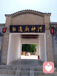 老街古巷，粉墻黛瓦；
南陽流水，煙籠人家。

地處微山縣的南陽古鎮，坐落在南陽湖中。古鎮如琵琶一般，屹立在山水之間。

這里流淌著南陽湖水，還有古老的京杭大運河穿鎮而活。當地居民依水而居，過著桃花源般的慢生活。
?
??這里沒有尾氣，沒有熙熙攘攘的游客，也沒有太濃的商業氣息。 在曲折的石板路上漫無目的地閑逛，一不小心，就深深愛上了它……
?配圖