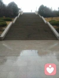 又一次踏上這里的石階，恰逢雨天，拾階而上，想到了曾經的自己......這石階就像人生的上升期和平臺期或者叫低谷期，希望撐傘的那個人不管是在上升期亦或低谷期，都不孤單，因為一個人的傘下有點空，兩個人剛剛好...祝你好運！配圖