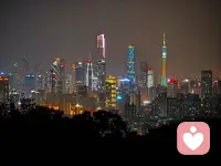 重陽為什么要登高？
秋風起，菊花黃，九九重陽至，你是否知道，這登高望遠的習俗背后，藏著一個古老而溫馨的故事?
在陜西關中一帶，有個莊戶人家，勤勞善良，日子和和美美。一天，主人從地里歸來，偶遇一算卦先生，天色已晚，便邀其至家中過夜。雖家境貧寒，只有草棚一間，但他們依然傾其所有，熱情款待。算卦先生臨行前，留下一句神秘的叮嚀:“到了九月九，全家高處走。”’
莊戶人雖不解其意，但出于對先生的信任，決定在重陽之日，帶著家人登高游玩。而就在他們登上驪山之巔，俯瞰山川的那一刻，家中草棚竟被突如其來的山洪沖毀，整個山溝都被淹沒。這時，莊戶人才恍然大悟，算卦先生的叮嚀，原來是為了救他們一命!
自那以后，每逢農歷九月九，人們便扶老攜幼，登高望遠，不僅是為了欣賞秋日的壯麗景色，更是為了銘記這段古老的智慧與守護。登高，不僅是對自然的敬畏，更是對生活的珍惜與感恩。
居住在平原的百姓因無山可
登，就在重陽節這天在自制的米粉糕點上插上一面彩色小三角旗，以示登高(糕)，有辟邪之意。配圖