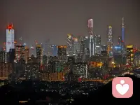 重陽為什么要登高？
秋風起，菊花黃，九九重陽至，你是否知道，這登高望遠的習俗背后，藏著一個古老而溫馨的故事?
在陜西關中一帶，有個莊戶人家，勤勞善良，日子和和美美。一天，主人從地里歸來，偶遇一算卦先生，天色已晚，便邀其至家中過夜。雖家境貧寒，只有草棚一間，但他們依然傾其所有，熱情款待。算卦先生臨行前，留下一句神秘的叮嚀:“到了九月九，全家高處走。”’
莊戶人雖不解其意，但出于對先生的信任，決定在重陽之日，帶著家人登高游玩。而就在他們登上驪山之巔，俯瞰山川的那一刻，家中草棚竟被突如其來的山洪沖毀，整個山溝都被淹沒。這時，莊戶人才恍然大悟，算卦先生的叮嚀，原來是為了救他們一命!
自那以后，每逢農歷九月九，人們便扶老攜幼，登高望遠，不僅是為了欣賞秋日的壯麗景色，更是為了銘記這段古老的智慧與守護。登高，不僅是對自然的敬畏，更是對生活的珍惜與感恩。
居住在平原的百姓因無山可
登，就在重陽節這天在自制的米粉糕點上插上一面彩色小三角旗，以示登高(糕)，有辟邪之意。配圖