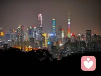 重陽為什么要登高？
秋風起，菊花黃，九九重陽至，你是否知道，這登高望遠的習俗背后，藏著一個古老而溫馨的故事?
在陜西關中一帶，有個莊戶人家，勤勞善良，日子和和美美。一天，主人從地里歸來，偶遇一算卦先生，天色已晚，便邀其至家中過夜。雖家境貧寒，只有草棚一間，但他們依然傾其所有，熱情款待。算卦先生臨行前，留下一句神秘的叮嚀:“到了九月九，全家高處走。”’
莊戶人雖不解其意，但出于對先生的信任，決定在重陽之日，帶著家人登高游玩。而就在他們登上驪山之巔，俯瞰山川的那一刻，家中草棚竟被突如其來的山洪沖毀，整個山溝都被淹沒。這時，莊戶人才恍然大悟，算卦先生的叮嚀，原來是為了救他們一命!
自那以后，每逢農歷九月九，人們便扶老攜幼，登高望遠，不僅是為了欣賞秋日的壯麗景色，更是為了銘記這段古老的智慧與守護。登高，不僅是對自然的敬畏，更是對生活的珍惜與感恩。
居住在平原的百姓因無山可
登，就在重陽節這天在自制的米粉糕點上插上一面彩色小三角旗，以示登高(糕)，有辟邪之意。配圖