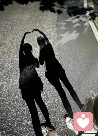 重陽為什么要登高？
秋風起，菊花黃，九九重陽至，你是否知道，這登高望遠的習俗背后，藏著一個古老而溫馨的故事?
在陜西關中一帶，有個莊戶人家，勤勞善良，日子和和美美。一天，主人從地里歸來，偶遇一算卦先生，天色已晚，便邀其至家中過夜。雖家境貧寒，只有草棚一間，但他們依然傾其所有，熱情款待。算卦先生臨行前，留下一句神秘的叮嚀:“到了九月九，全家高處走。”’
莊戶人雖不解其意，但出于對先生的信任，決定在重陽之日，帶著家人登高游玩。而就在他們登上驪山之巔，俯瞰山川的那一刻，家中草棚竟被突如其來的山洪沖毀，整個山溝都被淹沒。這時，莊戶人才恍然大悟，算卦先生的叮嚀，原來是為了救他們一命!
自那以后，每逢農歷九月九，人們便扶老攜幼，登高望遠，不僅是為了欣賞秋日的壯麗景色，更是為了銘記這段古老的智慧與守護。登高，不僅是對自然的敬畏，更是對生活的珍惜與感恩。
居住在平原的百姓因無山可
登，就在重陽節這天在自制的米粉糕點上插上一面彩色小三角旗，以示登高(糕)，有辟邪之意。配圖