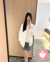 失眠的心理問題通常與多種因素有關，包括壓力、焦慮、抑郁和其他情緒問題。許多人在面臨生活中的重大變化、工作壓力、人際關系困擾或健康問題時，會感到精神緊張，導致難以入睡或維持睡眠。這種心理負擔會使大腦保持過度活躍，即使在躺下后仍然無法放松。

此外，失眠也可能與對睡眠本身的焦慮有關——即擔心自己無法入睡，反而使入睡更加困難。負面的睡眠期待和反復的睡眠挫敗感可能會形成惡性循環，使失眠問題加劇。

應對失眠的心理策略包括學習放松技巧、培養健康的睡眠習慣、處理情緒問題、并通過心理咨詢或認知行為療法（CBT）來改變負面的睡眠思維模式。配圖