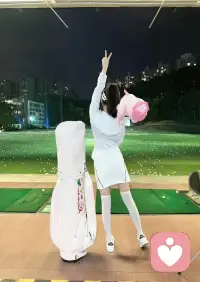 表達(dá)不出的情緒才上是真的壓抑，
今天分享的文案是有點(diǎn)情緒低落，最難過(guò)的總是只有自己知道。
說(shuō)不上心情不好，說(shuō)不上來(lái)的失落，有時(shí)候就是會(huì)一句話都不想說(shuō)，靜靜縮在角落里。

曾經(jīng)以為，傷心上會(huì)流很多眼淚的;原來(lái)真正的傷心，是流不出一滴眼淚。
越長(zhǎng)大越不敢依賴別人，怕人心會(huì)變，怕承諾不兌現(xiàn)，變得喜歡獨(dú)處，卻又害怕孤獨(dú)。
崩潰的理由，在別人看來(lái)都是小題大做。
有些人你看著挺正常的，吃飯睡覺(jué)，聊天大笑，其實(shí)心里邊早就死透了，成年人的世界連崩潰都是靜音的。
笑容可以瞞過(guò)別人，心酸卻只有自己知道。
深夜負(fù)能量到懷疑人生，白天卻像個(gè)傻子般笑嘻嘻活著，也許，這就是生活吧。
除了你自己，沒(méi)有人會(huì)明白你的故事里，有過(guò)多少快樂(lè)或傷悲。
希望，樂(lè)觀，開(kāi)朗，溫柔……把我所有的好展示給他人。壓抑，暴躁，抑郁，謾罵，刀口…..所有的負(fù)能量只有我自己知道。微笑面對(duì)生活，可我……真的快樂(lè)嗎? — May傾聽(tīng)您的心聲，讓您的心靈從此溫暖起來(lái)！配圖