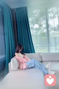 阿德勒心理學中說到:“當你和一個人相處時感到輕松，無拘無束，這種感覺就是愛，因為在這個人面前，你不會覺得自卑，也不用刻意展示完美，你能夠放松自然的做自己，這就是真正的愛。”
從某種程度上來說，你和誰相處的時候最自然放松，誰就最愛你。
我們活在這個世上，會有很多人說愛你。
那當一個人跟你說，他愛你的時候，記住了他愛你，只是語言。你應該要問，愛在哪兒，你沒看見沒感受到。這個世界大部分是動物性的愛，要么因你可愛，要么因你漂亮，反正就是有表象條件，其實啊那不是愛，那是本能的占有欲和激素造成的，占有不是愛，是愛自己的表現，不是愛他人的表現。誰都不能占有誰，只有誰囚禁誰，別幻想，哪怕法律你們是一體的，請記住，你們不同，個子都應該是自由的。
大部分人談的不是愛，而是本能，也就是動物本能。而真的愛，應該是一種同頻同時間的那種不用語言表達，也能感受到的舒暢，還有雙方都是站在對方立場做事情交流，而不是強調自我式的溝通和生活方式。
所以，清醒的生活是最不內耗的選擇方式，如果你在關系里受到了委屈，要學會勇敢表達，愛你的人不會因為你的缺點和自私而不愛你，愛里面有包容和真實如是的看見。如果不是，那更應該勇敢的表達自己，因為連你都不愛自己，恐怕這個世界就沒有人真正愛你。
所以大家珍惜時間，這個珍惜，是不應該浪費在自我壓制、自我對抗、自我內耗上。也不要因不優秀，不成功，沒有錢，不漂亮，學渣等這些大家不喜歡的表象而打壓自己，這些不應該牽絆你，活著不是表現給誰看，要知道除了你自己，其他的關系都是彼與此的關系，是對立關系，這個特質隱藏在每個人的深處不被發現，但傷害也不會避免。這些只會讓你畫地為牢。那些大多數人不喜歡的，也在壓制他們自己，要明白如果你不自我對抗和自我壓制，你會發現你可以活出比宇宙還要大，比天空還要美的境界配圖