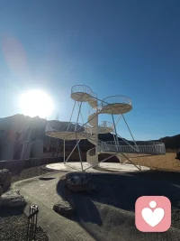 伙伴们，你们是否羡慕过动物的生活—无忧无虑？特别是遇到重大难题的时候。相反 ，人类过着反思的生活。不得不在不同的方案之间进行选择。也正是反思促使促使我们发展到更高的境界。

      我们人类生来就落入一个存在结构，这个结构围绕着几种有限的基本生活处境。也就是面临着如下选择：要么对这些生活处境视而不见，盲目的过着某种虚伪的生活；要么选择正视这个存在结构，学会与它们建立积极的关系，从以一种更接地气、更真实的方式过着更自由、更开放的生活。配图