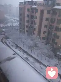 綠蟻新醅酒，白屋小暖爐。
?窗外正飛雪，能飲一杯無？配圖