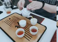 時光在悄然流轉(zhuǎn)，
光陰亦慢慢豐盈，
歲月的暖，
漫過時間的河，
輕撫著柔柔的心扉，
我們靜心聆聽花開的聲音，
一半予以時光，
一半予以花香，
春的詩意，
也會帶著芬芳而來。
 ???[玫瑰]?? ??配圖