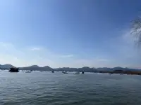 仰望著天空
看著云巻云舒
站在海岸邊
看潮起潮落
靜靜地感受，
它們
只是不同的能量。
允許它們流動，
允許它們經過，
情緒也是……配圖