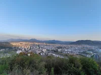 時(shí)間匆匆流逝，我們已經(jīng)走過半生，歷經(jīng)繁華，感悟世事。我們需要學(xué)會(huì)自我調(diào)適和治愈，靜待崩潰，默默自愈。生活的各種滋味，都需要我們?nèi)ソ邮芎陀赂颐鎸?duì)。
        在生活中，我們必須學(xué)會(huì)拒絕，不能盲目順從他人的聲音而忽略自身的需求。請(qǐng)銘記，在這個(gè)世界上，每個(gè)人都是獨(dú)一無二的，我們都是無比珍貴的存在。