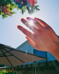 很多人对催眠的功能都有误解，总觉得催眠就是治疗失眠的。其实催眠因为可以直接进入潜意识，唤起被压抑的情绪，以及一些痛苦的记忆，并通过对话技术、屏幕技术、保险箱技术等等，将情绪释放出来，通过看到人和事的全貌，把内心冲突的想法和评价进行整合，最后与过去和解，可以不再受过去的限制和束缚，安然自在地活在当下。
       所以，催眠不仅可以治疗失眠，还可以缓解焦虑情绪，释放愤怒情绪，与原生家庭和解，改善夫妻关系和亲子关系，让内心更强大更自信。
       每一个被催眠过的人，都会有这样的体验，世界焕然一新，身心轻松，正能量满满。
       你身边有讨厌的人吗？你是不是莫名其妙就发火了？你跟父母的关系紧张吗？你压力大吗？焦虑吗？失眠吗？如果有，跟我一起来体验催眠的神奇疗效吧。
         你变了，世界就变了！让阳光透过你的指缝，照亮你的全世界。