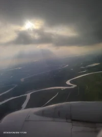 置身云端才能叫做俯瞰   立于天地間才感覺生命之永恒  當太陽照射的那一刻   才會暴露所藏的陰暗和觸覺的溫暖配圖