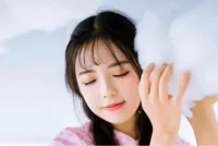 孩子自暴自棄家長(zhǎng)該怎么辦？

1、提供支持和鼓勵(lì)。孩子需要感受到家長(zhǎng)的支持和鼓勵(lì)。不要讓孩子感覺孤立無援，提供與孩子溝通的機(jī)會(huì)，聽他們說話，予以理解和回應(yīng)。

2、幫助孩子建立自信心。幫助孩子發(fā)現(xiàn)自己的優(yōu)點(diǎn)和長(zhǎng)處，引導(dǎo)他們做他們喜歡的事情，鼓勵(lì)他們?nèi)L試新的事物。

3、建立目標(biāo)和計(jì)劃。幫助孩子制定明確的計(jì)劃和目標(biāo)，讓他們了解自己想要實(shí)現(xiàn)的目標(biāo)，確定達(dá)成目標(biāo)所需的步驟，并不斷監(jiān)督和鼓勵(lì)他們。

4、營(yíng)造溫馨的家庭氛圍，增強(qiáng)幸福感。溫暖的父母會(huì)培養(yǎng)溫暖的孩子。自暴自棄的孩子往往比較冷漠，缺少溫情。家長(zhǎng)應(yīng)從自身做起，從家庭環(huán)境的營(yíng)造入手，為孩子創(chuàng)設(shè)溫馨的家庭環(huán)境，使之體會(huì)到家的溫暖，從而培養(yǎng)他積極的生活態(tài)度。家長(zhǎng)在教育孩子的過程中，要民主不能專制，要和孩子一起成長(zhǎng)，學(xué)會(huì)用引導(dǎo)代替控制，用商榷代替命令，用選擇代替包辦。

5、找尋孩子的閃光點(diǎn)，提升其自信心。動(dòng)機(jī)心理學(xué)證明，孩子最有力量的動(dòng)力并不是貪利，而是要贏得勝利的沖動(dòng)。做父母的需要召喚這種本能，鼓勵(lì)孩子獲得成功。

當(dāng)然，尺有所短，寸有所長(zhǎng)，每個(gè)人既有優(yōu)點(diǎn)又有缺點(diǎn)。自暴自棄的孩子容易拿自己的短處與別人的長(zhǎng)處比較，進(jìn)而產(chǎn)生自慚形穢的感覺。做父母的應(yīng)正確看待孩子的優(yōu)缺點(diǎn)，學(xué)會(huì)欣賞他的優(yōu)點(diǎn)和長(zhǎng)處，正確估量他的能力，幫助孩子選擇有可能成功的項(xiàng)目，鼓勵(lì)他去實(shí)踐，讓他獲得成功的體驗(yàn)。

6、包容孩子的是與非，認(rèn)清復(fù)雜性。孩子的發(fā)展是終生進(jìn)行的過程，父母必須密切關(guān)注孩子的心理狀況，接受孩子現(xiàn)狀的心理。孩子并非十全十美，有缺點(diǎn)是正常的。自暴自棄的孩子，缺點(diǎn)比其他孩子可能更多些，家長(zhǎng)要學(xué)會(huì)正視孩子身上存在的種種問題，不要急躁，不要拿這些缺點(diǎn)與其他孩子的優(yōu)點(diǎn)比較。配圖