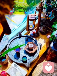 不必太纠结于当下，也不必太忧虑未来，当你经历过一些事情以后，眼前的风景已经和从前不一样了，人生没有无用的经历，只要我们一直向前走，天总会亮。配图