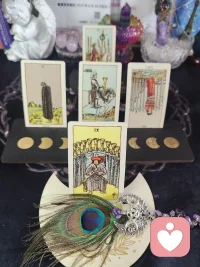 一个心理学小知识——迁移效应 
 在学习心理学中，先行学习对后继学习的影响，称为“迁移效应”。它有三种效应方式： 
 先行学习 A 促进了后继学习 B 的效应，称为正效应；先行学习 A 干扰和阻碍了后继学习 B 的效应，称为负效应；先行学习 A 促进了后继学习 B 无任何影响，称为零效应。 
 在日常生活和学习中，不注意有关迁移条件产生的条件，就会发生不必要的迁移现象，如，日本司机在美国开车，常发生困难，甚至出现车祸。这主要是因为在日本是“车左、人右”，而在美国却恰好
相反。当然，如果运用好迁移效应就可能产生下面的效果。如，在棒球队员中选拨出高尔夫球的集训队员；让会英语的人去突击学习法语、德语、西班牙语一般都有会取得较为理想的效果。 
 这一理论给学习的启示是： 
 一是要注意发现概念、原理的相同、相通之处。 
 二是注重学习方法的总结，即在学习过程中注意掌握那些具有规律性的解决问题的方式方法。 
 三是要广泛地积累各方面的学习经验。 
 四是要注意防止在学习过程中，尤其是在解决问题的过程中产生定势。配图