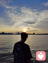 如果有一天我死啦，別驚訝，別難過，這不是我突然興起，這是我蓄謀已久，終于要放棄自己了，應該恭喜，而不是質問為什么，沒人知道我晚上要哭多久，白天才能像正常人一樣生活，我已經很乖啦！把所有的委屈和心酸都藏在夜里，形容不出我現在有多委屈。我只知道我很累，很困，很煩，總有一天我會悄無聲息的離開......配圖