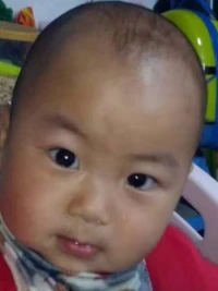 “一定要去愛一個能讓你做回小朋友的人，而不是去愛一個總嫌棄你不懂事的人”#六一兒童節  
小朋友大朋友節日快樂。
愿你的笑容如陽光般燦爛，生活如童話般美好。配圖