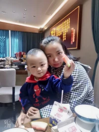 “一定要去愛一個能讓你做回小朋友的人，而不是去愛一個總嫌棄你不懂事的人”#六一兒童節  
小朋友大朋友節日快樂。
愿你的笑容如陽光般燦爛，生活如童話般美好。配圖