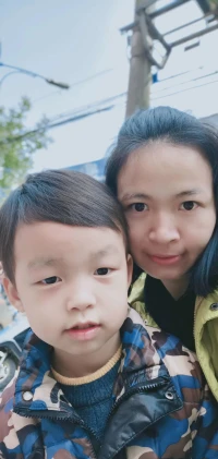 “一定要去愛一個能讓你做回小朋友的人，而不是去愛一個總嫌棄你不懂事的人”#六一兒童節  
小朋友大朋友節日快樂。
愿你的笑容如陽光般燦爛，生活如童話般美好。配圖