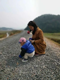“一定要去愛一個能讓你做回小朋友的人，而不是去愛一個總嫌棄你不懂事的人”#六一兒童節  
小朋友大朋友節日快樂。
愿你的笑容如陽光般燦爛，生活如童話般美好。配圖